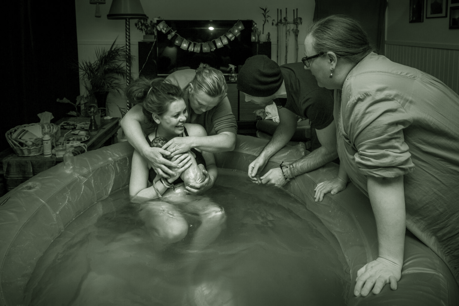 Kraamzorg assistentie bij thuisbevalling, ondersteuning aan de verloskundige